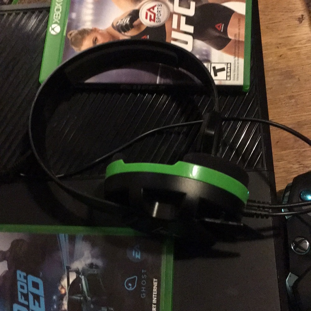 Xbox1 good condition! 4 games,Headset N controller - Picture 3 of 5